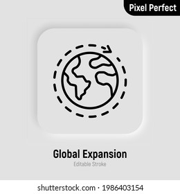 Dünnliniensymbol für globale Expansion. Globe mit rund einem Pfeil. Globalisierung. Pixel perfekt, bearbeitbarer Strich. Vektorgrafik.