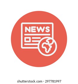 Icono de línea delgada de noticias globales para diseño plano minimalista web y móvil. Icono blanco vector dentro del círculo rojo.