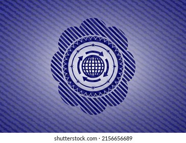 Globalisierungssymbol innerhalb eines Jean- oder Denim-Emblems oder eines Badge-Hintergrunds. 