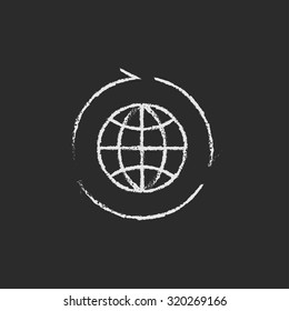 Globe con flechas dibujadas a mano en tiza sobre un icono blanco vector de pizarra aislado en un fondo negro.