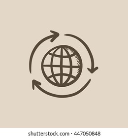 Globe con flechas, icono de esbozo vectorial aislado en el fondo. Dibujo mano Globe con un icono de flechas. Icono de esbozo de globo con flechas para infografía, sitio web o aplicación.