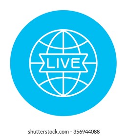 Globe con icono de línea de señas en vivo para web, móviles e infografías. Icono de blanco vector en el círculo azul claro aislado en fondo blanco. Vector de stock