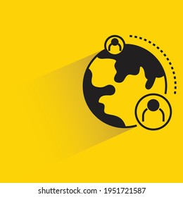 globo y personas para el concepto de comunicación con sombra sobre fondo amarillo