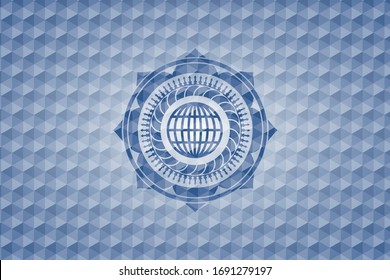 globo, icono del sitio web dentro del emblema azul con un patrón geométrico.