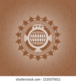 globo, icono del sitio web dentro de un emblema de madera realista. 