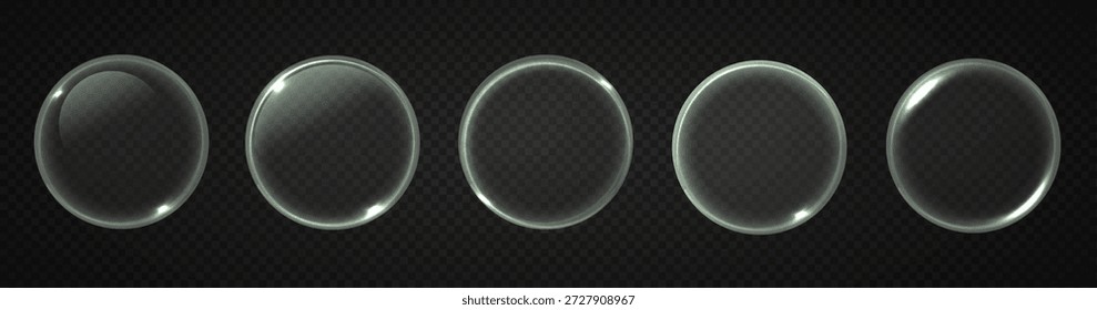 Disco transparente 3D brilhante com reflexão de superfície líquida isolada em plano de fundo escuro. Ícone de IU de vidro moderno para painel técnico ou design de jogos