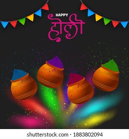 Potes de arcilla brillante llenos de color seco (Gulal) con efecto de salpicadura y banderas combinadas con fondo negro con texto de Holi feliz están escritas en hindi