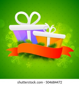 Cajas de regalo relucientes con cinta en blanco sobre copos de nieve decorado de fondo verde para la celebración de Feliz Navidad.