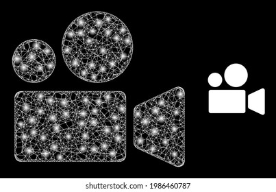 Cámara de cine de malla brillante con focos de luz. Malla plana de canal por cable generada con el cruce de líneas blancas y el icono de la cámara de cine. Cámara de cine de malla blanca y de malla brillante en un fondo negro.