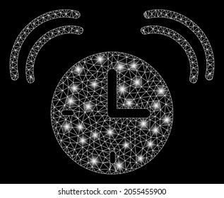 Glossy-Mesh-Vektoralarm-Wecker mit Glanzeffekt. Weiße Masche, glatte Flecken auf schwarzem Hintergrund mit Wecker-Symbol. Mesh- und Glanzelemente werden auf verschiedene Ebenen platziert.