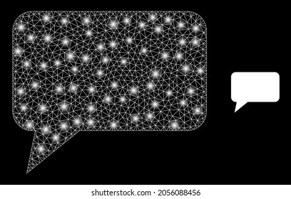 Glossy-Mesh-Vektorforum-Nachricht mit glattem Effekt. Weiße Maschen, glatte Flecken auf schwarzem Hintergrund mit Forum-Message-Symbol. Mesh- und Glanzelemente werden auf verschiedene Ebenen platziert.