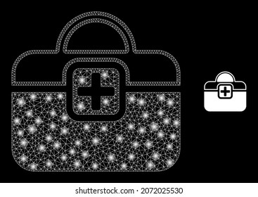 Glossy Polygonal Mesh Netz Erste Hilfe-Case-Symbol mit Glüheffekt auf schwarzem Hintergrund. Wire Frame Erste Hilfe Gehäuse ikonische Vektorgrafik mit Glamour Punkte in Stardust Farben.