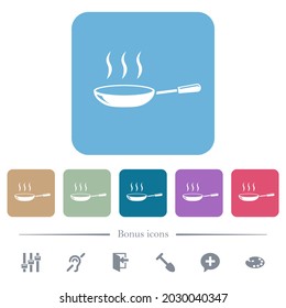Iconos planos blancos de la sartén al vapor brillante sobre fondo cuadrado redondeado de color. 6 iconos de bonificación incluidos