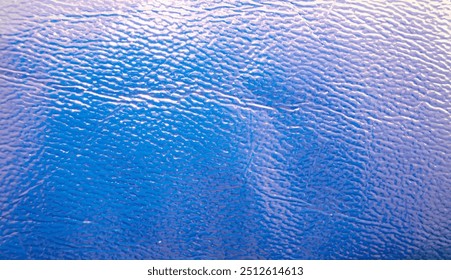 Fundo azul brilhante. Textura brilhante da superfície de couro. Plano de fundo brilhante.