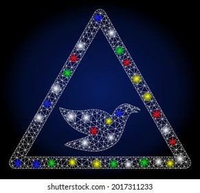 Aviso de pájaro de malla brillante con efecto de constelación. Resumen modelo vectorial iluminado del icono de advertencia de aves en un fondo degradado azul oscuro. Aviso de pájaro de malla triangular del marco de alambre blanco.