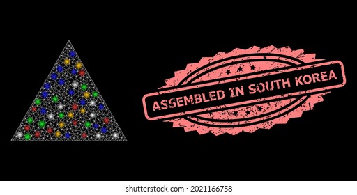 Redes de malla brillante llenaron el triángulo con puntos brillantes, y se ensamblaron en Corea del Sur en imitación de sellos de rosette raspados. Modelo vectorial iluminado creado a partir del símbolo triángulo relleno.
