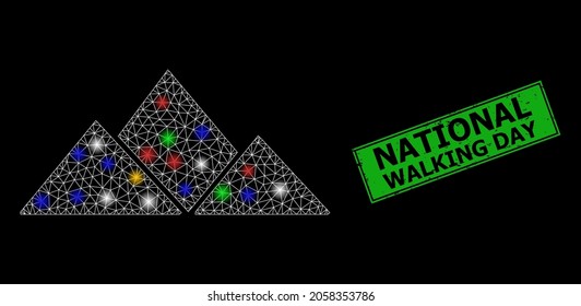Montañas de redes de malla brillante con puntos brillantes de varios colores, y el escudo del Día Nacional del Camino. El sello verde tiene el título del Día Nacional de la Marcha dentro de un rectángulo enmarcado.