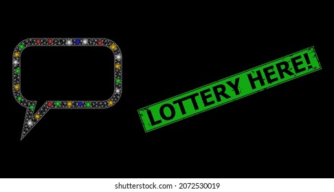 Mensaje de blog de red de malla brillante con puntos brillantes y estampado de lotería gruesa aquí. El sello verde incluye el título de la Lotería Aquí dentro del rectángulo enmarcado.