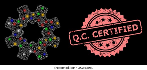 Cog de red de malla brillante con manchas brillantes y Q.C. Marca de agua texturada de rosette certificada. Modelo vectorial iluminado creado a partir del pictograma de engranajes de cog. El sello rosado contiene Q.C.