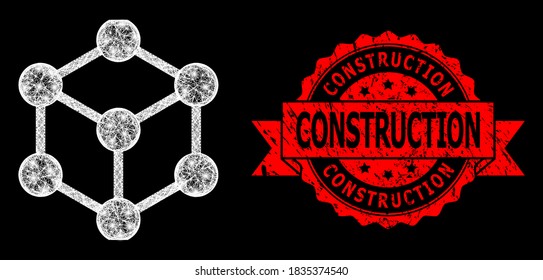 Nodos de cubo polígono de malla brillante con manchas brillantes y sello de cinta sucia de construcción. El sello rojo incluye el título de construcción dentro de la cinta.