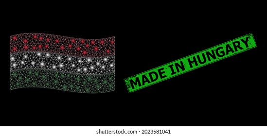 Red de malla brillante ondeando la bandera de Hungría con focos de luz, y angustia Hecho en el rectángulo de Hungría. Rectángulo verde hecho en Hungría marca de agua raspada.