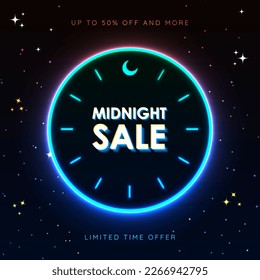 Afiche de la tarjeta de señalización de la venta de media noche brillante sobre fondo oscuro con estrellas de la noche, dentro de un reloj de neón con luna creciente. Hasta un 50% de descuento y más. Oferta de tiempo limitado. Ilustración vectorial. EPS 10.