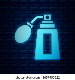 Botella de neón Aftershave brillante con el icono del atomizador aislado en el fondo de la pared de ladrillo. Icono de spray en Colonia. Frasco de perfume masculino.  Ilustración vectorial