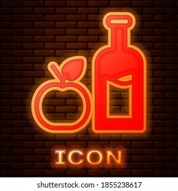 Icono de la botella de sidra de Apple brillante aislado en el fondo de la pared de ladrillo. Bebida botella de vidrio. Vector.