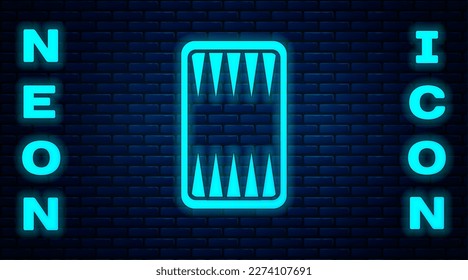 Icono de tablero de neón brillante Backgammon aislado en un fondo de pared de ladrillo.  Vector