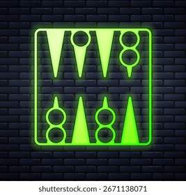 Icono de neón brillante del tablero del backgammon aislado en el fondo de la pared del ladrillo.  Vector
