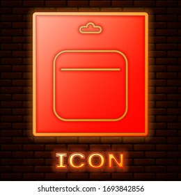 Batería de neón brillante en el icono de envase aislado en el fondo de pared de ladrillo. Símbolo de rayo. Ilustración vectorial