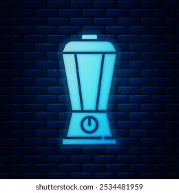 Icono de neón brillante de la licuadora aislado en el fondo de la pared de ladrillo. Cocina batidora eléctrica estacionaria con cuenco. Cocinar batidos, cóctel o jugo.  Vector