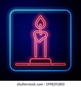 Glühende Neon Brennende Kerze in Kerzenlicht Symbol einzeln auf schwarzem Hintergrund. Zylinderkerzenstift mit brennender Flamme.  Vektorgrafik