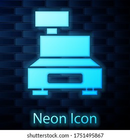 Máquina registradora de neón brillante con un icono de cheque aislado en el fondo de pared de ladrillo. Cartel de cajero. Símbolo de caja de seguridad. Ilustración vectorial