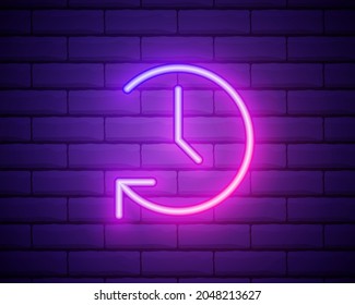 Glühende Neonuhr mit Pfeilsymbol einzeln auf Backsteinmauern Hintergrund. Zeitsymbol. Pfeil und Uhrzeit im Uhrzeigersinn. Vektorgrafik.