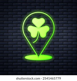 Icono brillante de la hoja del trébol del trébol del neón aislado en el fondo de la pared del ladrillo. Feliz día de San Patricio. Fiesta nacional irlandesa.  Vector