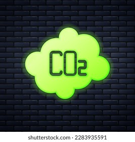 Las emisiones de CO2 de neón brillantes en el icono de la nube aislado en el fondo de la pared de ladrillo. Fórmula de dióxido de carbono, concepto de contaminación por smog, concepto de medio ambiente.  Vector