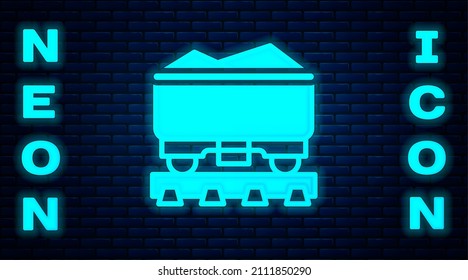 Icono del vagón del tren de carbón de neón brillante aislado en el fondo de la pared de ladrillo. Transporte ferroviario.  Vector