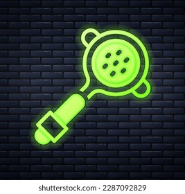 Icono del soporte del filtro de café de neón brillante aislado en el fondo de la pared de ladrillo.  Vector