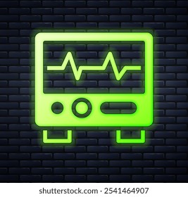 Néon luminoso Monitor de computador com ícone de cardiograma isolado no fundo da parede de tijolo. Ícone Monitoramento. Monitor ECG com batimento cardíaco desenhado à mão.  Vetor