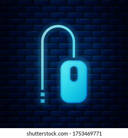 Icono de neón brillante del ratón de ordenador aislado en el fondo de la pared de ladrillo. Óptico con el símbolo de la rueda.  Ilustración vectorial