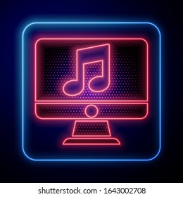 Neon brillante Computadora con símbolo de nota musical en la pantalla icono aislado en fondo azul.  Ilustración vectorial