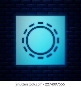 Condón de neón brillante en el paquete icono de sexo seguro aislado en el fondo de la pared de ladrillos. Símbolo de amor seguro. Método anticonceptivo para hombres.  Ilustración vectorial