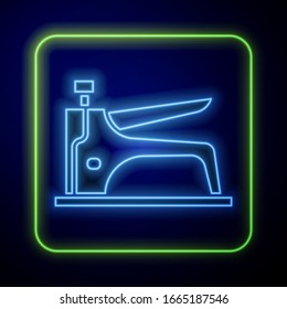 Icono de la grapadora de neón de la construcción aislado en fondo azul. Herramienta de trabajo. Ilustración vectorial