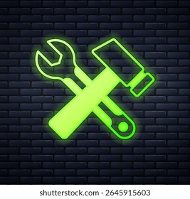 Néon brilhante ícone de martelo cruzado e chave inglesa isolado no fundo da parede de tijolo. Ferramentas de hardware.  Vetor