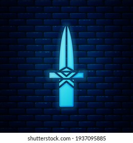 Icono de neón brillante Dagger aislado en el fondo de la pared de ladrillo. Icono de cuchillo. Espada con cuchilla afilada.  Vector