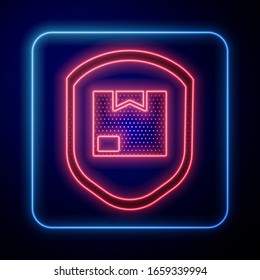 Seguridad de neon Delivery Pack brillante con icono de escudo aislado en fondo azul. Seguro de entrega. Caja de cartón asegurada más allá de la pantalla. Ilustración vectorial