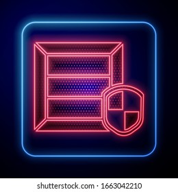 Seguridad de neon Delivery Pack brillante con icono de escudo aislado en fondo azul. Seguro de entrega. Caja de cartón asegurada más allá de la pantalla. Ilustración vectorial