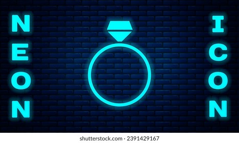 Icono del anillo de compromiso del neón brillante Diamond aislado en el fondo de la pared de ladrillo.  Vector