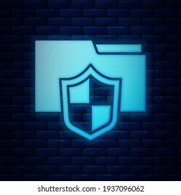 Icono de concepto de protección de carpetas de documentos brillante aislado en el fondo de pared de ladrillo. Información confidencial e idea de privacidad, guardia, escudo.  Vector